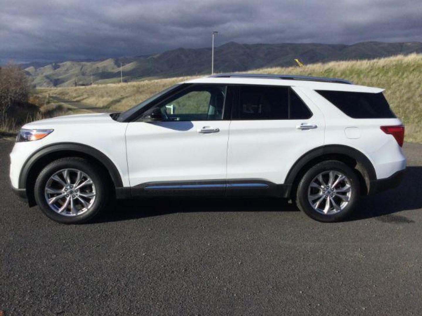 2022 Oxford White /BLACK LEATHER Ford Explorer Limited AWD (1FMSK8FH7NG) with an 2.3L L4 DOHC 16V engine, 10-Speed Automatic transmission, located at 1801 Main Street, Lewiston, 83501, (208) 743-9371, 46.417065, -117.004799 - Photo#1