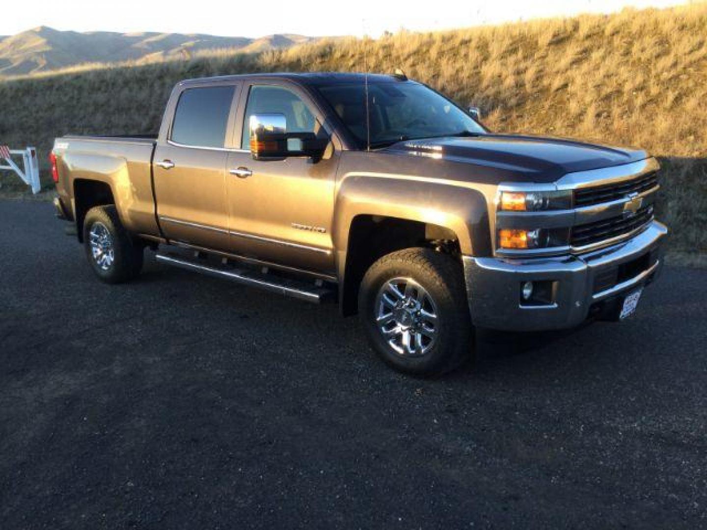 2016 GRAY /JET BLACK CHEVROLET Silverado 3500HD LTZ CREW CAB 4X4 (1GC4K0E85GF) with an 6.6L V8 OHV 32V TURBO DIESEL engine, 6-SPEED AUTOMATIC transmission, located at 1801 Main Street, Lewiston, 83501, (208) 743-9371, 46.417065, -117.004799 - Photo#10