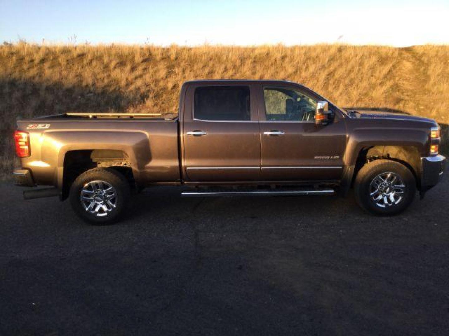 2016 GRAY /JET BLACK CHEVROLET Silverado 3500HD LTZ CREW CAB 4X4 (1GC4K0E85GF) with an 6.6L V8 OHV 32V TURBO DIESEL engine, 6-SPEED AUTOMATIC transmission, located at 1801 Main Street, Lewiston, 83501, (208) 743-9371, 46.417065, -117.004799 - Photo#11