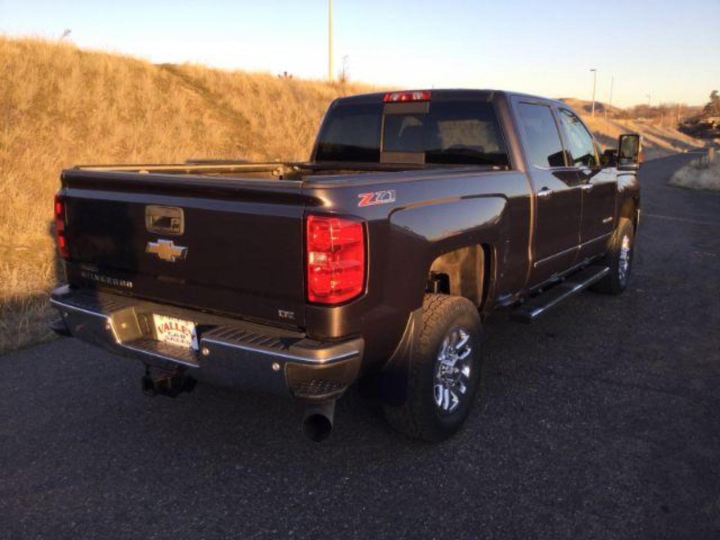 2016 GRAY /JET BLACK CHEVROLET Silverado 3500HD LTZ CREW CAB 4X4 (1GC4K0E85GF) with an 6.6L V8 OHV 32V TURBO DIESEL engine, 6-SPEED AUTOMATIC transmission, located at 1801 Main Street, Lewiston, 83501, (208) 743-9371, 46.417065, -117.004799 - Photo#12