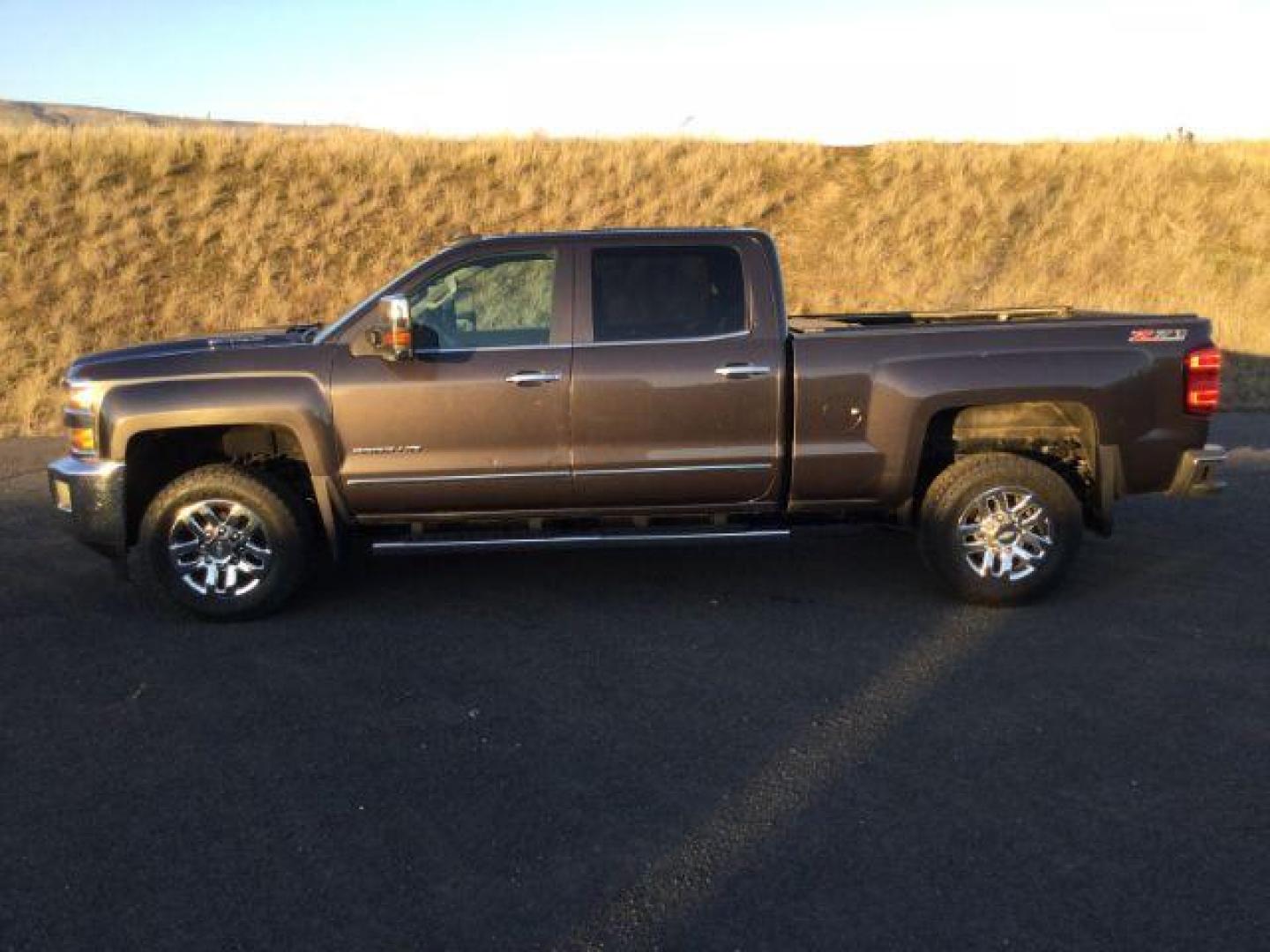 2016 GRAY /JET BLACK CHEVROLET Silverado 3500HD LTZ CREW CAB 4X4 (1GC4K0E85GF) with an 6.6L V8 OHV 32V TURBO DIESEL engine, 6-SPEED AUTOMATIC transmission, located at 1801 Main Street, Lewiston, 83501, (208) 743-9371, 46.417065, -117.004799 - Photo#1