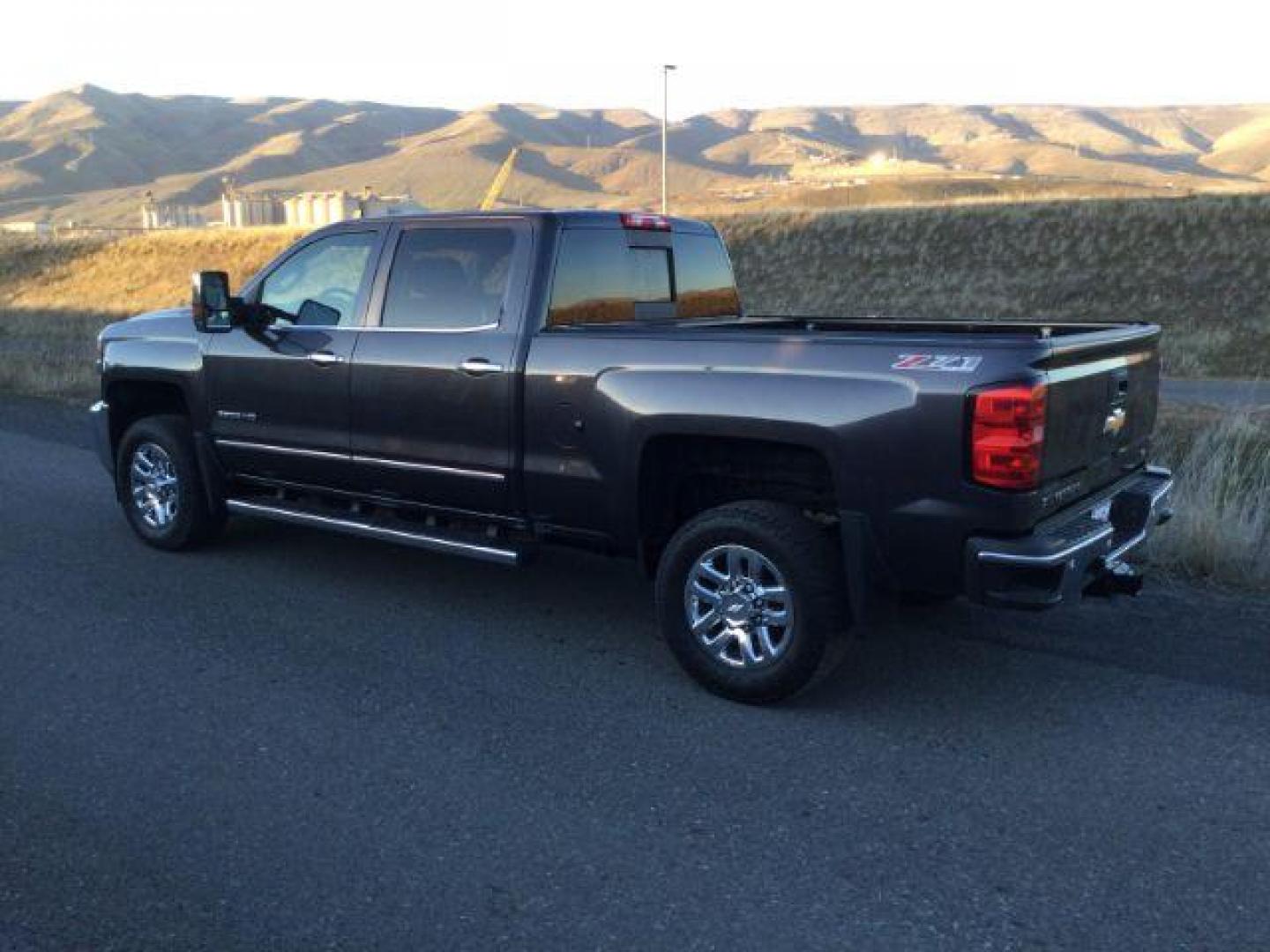 2016 GRAY /JET BLACK CHEVROLET Silverado 3500HD LTZ CREW CAB 4X4 (1GC4K0E85GF) with an 6.6L V8 OHV 32V TURBO DIESEL engine, 6-SPEED AUTOMATIC transmission, located at 1801 Main Street, Lewiston, 83501, (208) 743-9371, 46.417065, -117.004799 - Photo#28