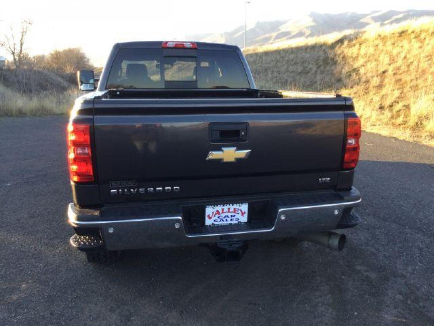 2016 GRAY /JET BLACK CHEVROLET Silverado 3500HD LTZ CREW CAB 4X4 (1GC4K0E85GF) with an 6.6L V8 OHV 32V TURBO DIESEL engine, 6-SPEED AUTOMATIC transmission, located at 1801 Main Street, Lewiston, 83501, (208) 743-9371, 46.417065, -117.004799 - Photo#3