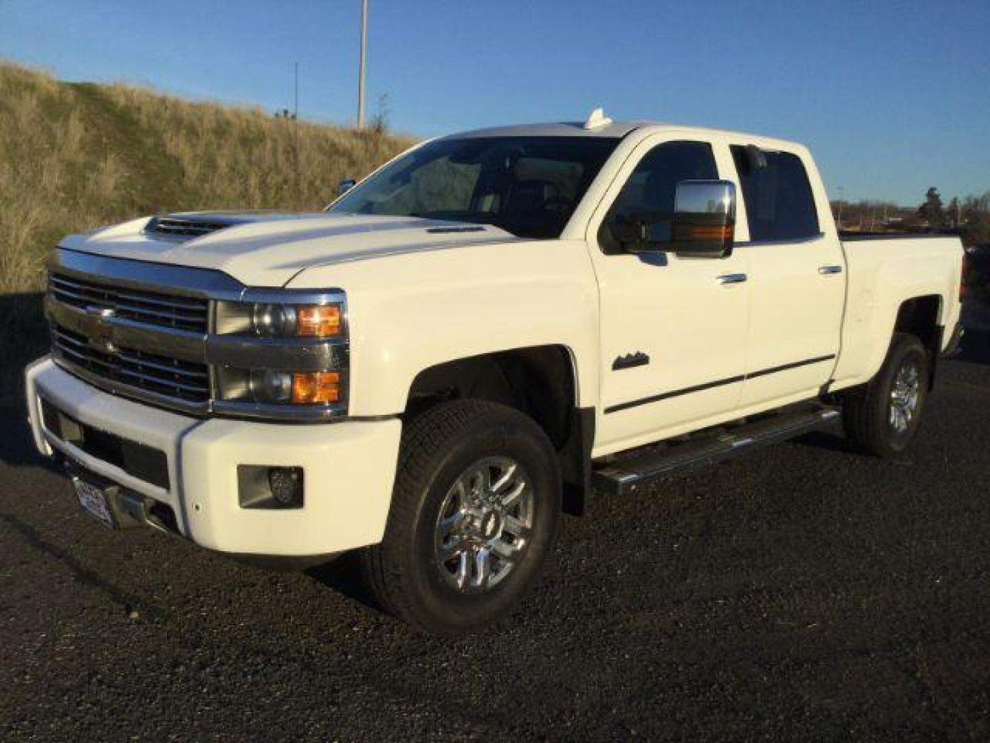 2017 WHITE /JET BLACK Chevrolet Silverado 3500HD High Country Crew Cab 4X4 (1GC4K1EY2HF) with an 6.6L V8 OHV 32V TURBO DIESEL engine, DIESEL transmission, located at 1801 Main Street, Lewiston, 83501, (208) 743-9371, 46.417065, -117.004799 - Photo#0