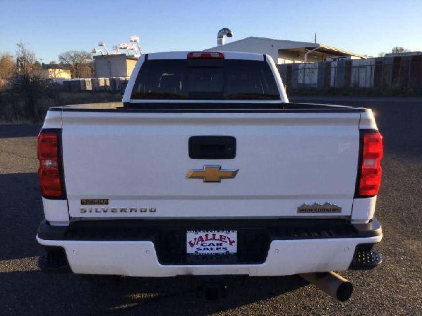 2017 WHITE /JET BLACK Chevrolet Silverado 3500HD High Country Crew Cab 4X4 (1GC4K1EY2HF) with an 6.6L V8 OHV 32V TURBO DIESEL engine, DIESEL transmission, located at 1801 Main Street, Lewiston, 83501, (208) 743-9371, 46.417065, -117.004799 - Photo#9