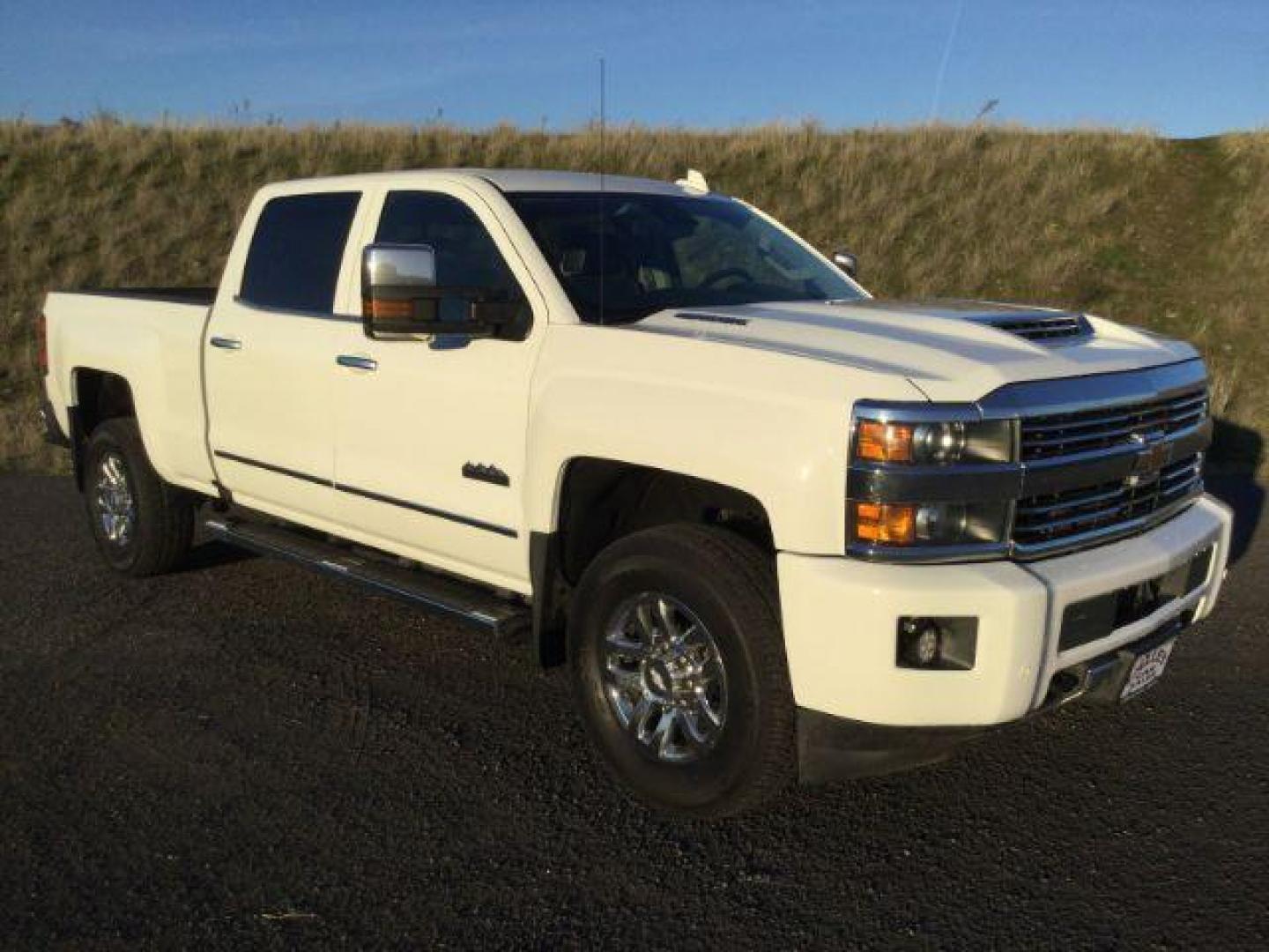 2017 WHITE /JET BLACK Chevrolet Silverado 3500HD High Country Crew Cab 4X4 (1GC4K1EY2HF) with an 6.6L V8 OHV 32V TURBO DIESEL engine, DIESEL transmission, located at 1801 Main Street, Lewiston, 83501, (208) 743-9371, 46.417065, -117.004799 - Photo#11