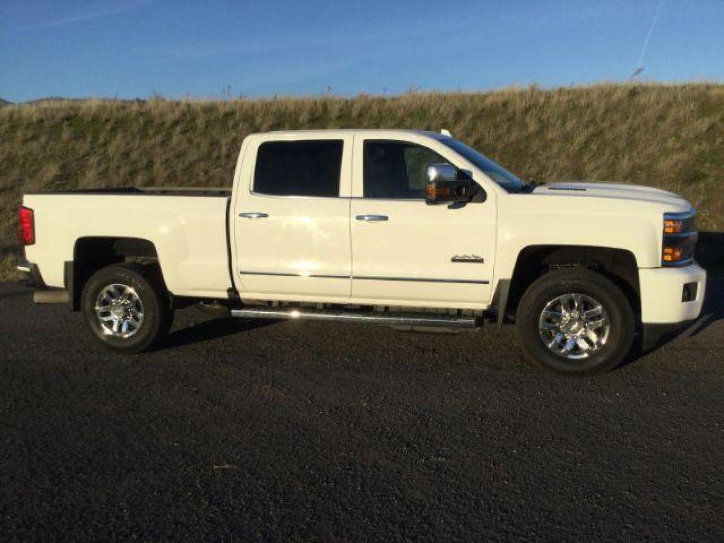 2017 WHITE /JET BLACK Chevrolet Silverado 3500HD High Country Crew Cab 4X4 (1GC4K1EY2HF) with an 6.6L V8 OHV 32V TURBO DIESEL engine, DIESEL transmission, located at 1801 Main Street, Lewiston, 83501, (208) 743-9371, 46.417065, -117.004799 - Photo#12