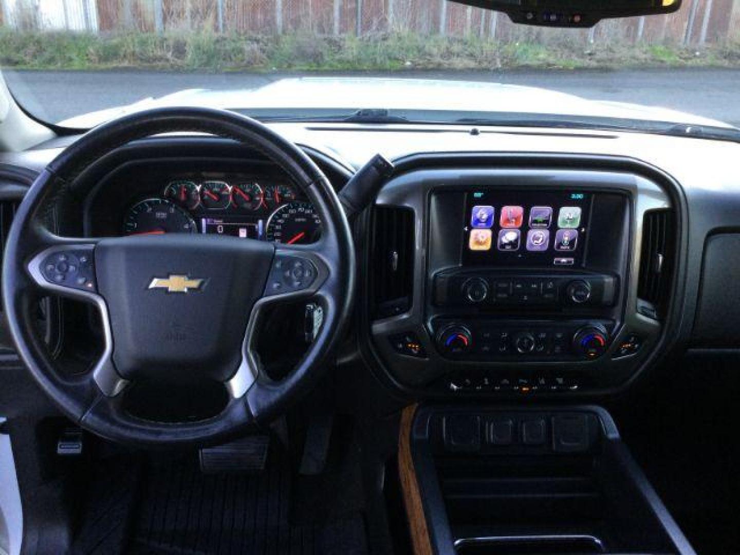 2017 WHITE /JET BLACK Chevrolet Silverado 3500HD High Country Crew Cab 4X4 (1GC4K1EY2HF) with an 6.6L V8 OHV 32V TURBO DIESEL engine, DIESEL transmission, located at 1801 Main Street, Lewiston, 83501, (208) 743-9371, 46.417065, -117.004799 - Photo#17