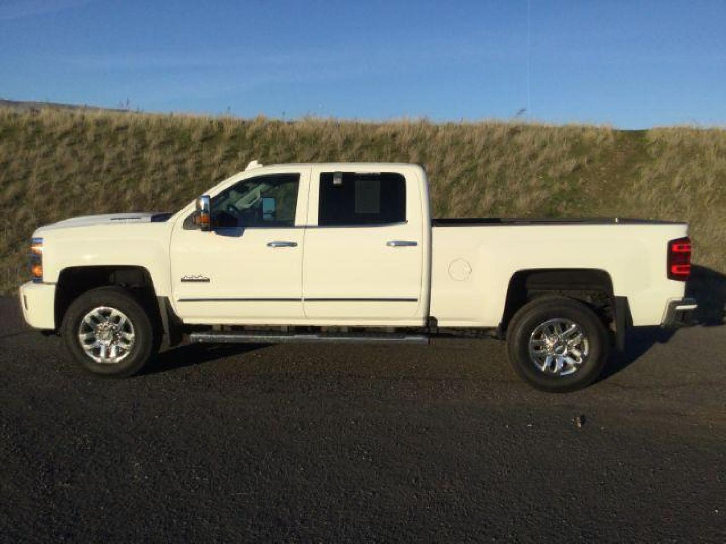 2017 WHITE /JET BLACK Chevrolet Silverado 3500HD High Country Crew Cab 4X4 (1GC4K1EY2HF) with an 6.6L V8 OHV 32V TURBO DIESEL engine, DIESEL transmission, located at 1801 Main Street, Lewiston, 83501, (208) 743-9371, 46.417065, -117.004799 - Photo#1