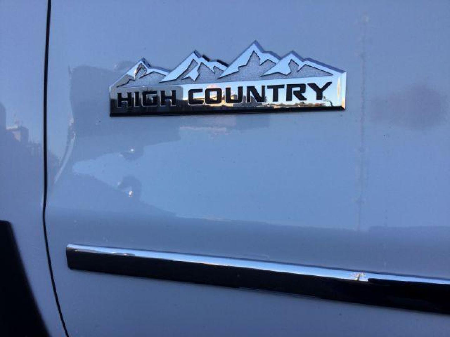 2017 WHITE /JET BLACK Chevrolet Silverado 3500HD High Country Crew Cab 4X4 (1GC4K1EY2HF) with an 6.6L V8 OHV 32V TURBO DIESEL engine, DIESEL transmission, located at 1801 Main Street, Lewiston, 83501, (208) 743-9371, 46.417065, -117.004799 - Photo#20