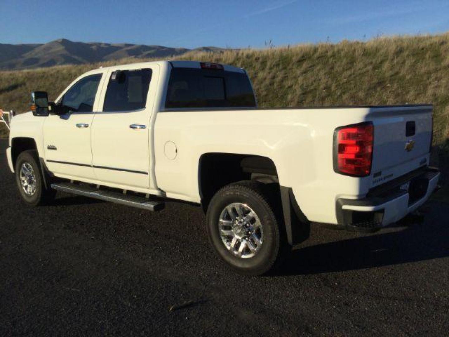 2017 WHITE /JET BLACK Chevrolet Silverado 3500HD High Country Crew Cab 4X4 (1GC4K1EY2HF) with an 6.6L V8 OHV 32V TURBO DIESEL engine, DIESEL transmission, located at 1801 Main Street, Lewiston, 83501, (208) 743-9371, 46.417065, -117.004799 - Photo#2