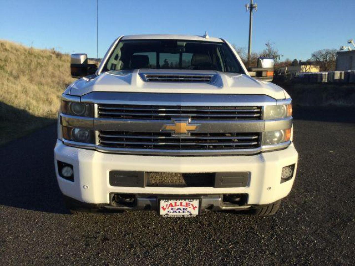 2017 WHITE /JET BLACK Chevrolet Silverado 3500HD High Country Crew Cab 4X4 (1GC4K1EY2HF) with an 6.6L V8 OHV 32V TURBO DIESEL engine, DIESEL transmission, located at 1801 Main Street, Lewiston, 83501, (208) 743-9371, 46.417065, -117.004799 - Photo#7