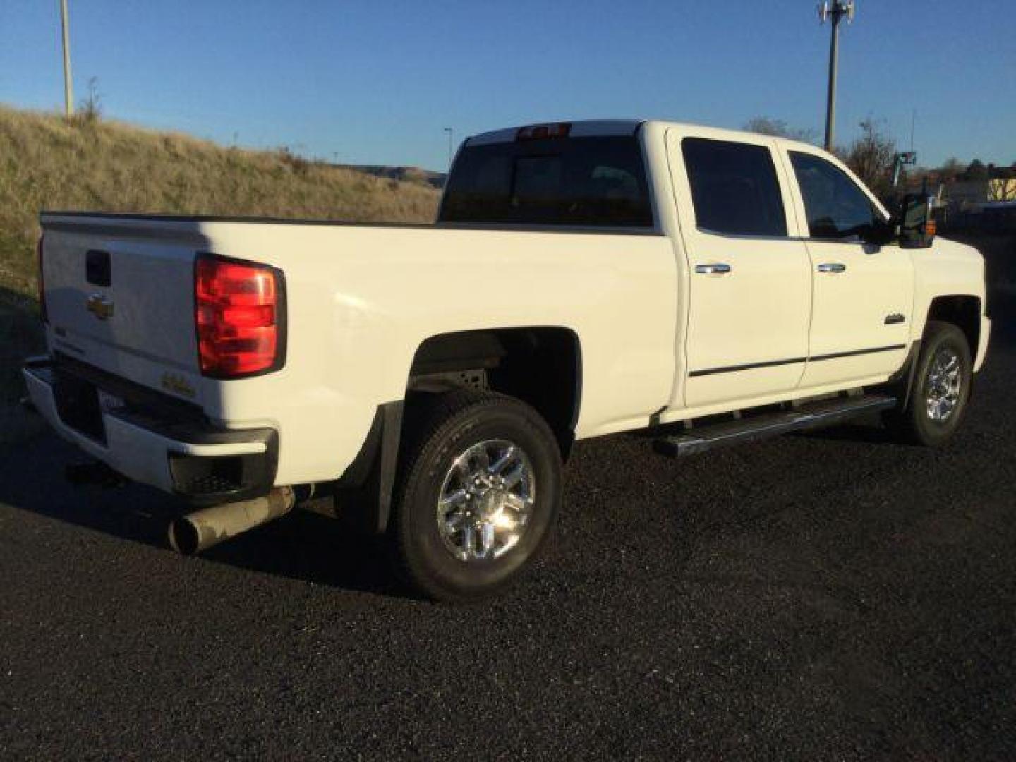 2017 WHITE /JET BLACK Chevrolet Silverado 3500HD High Country Crew Cab 4X4 (1GC4K1EY2HF) with an 6.6L V8 OHV 32V TURBO DIESEL engine, DIESEL transmission, located at 1801 Main Street, Lewiston, 83501, (208) 743-9371, 46.417065, -117.004799 - Photo#8