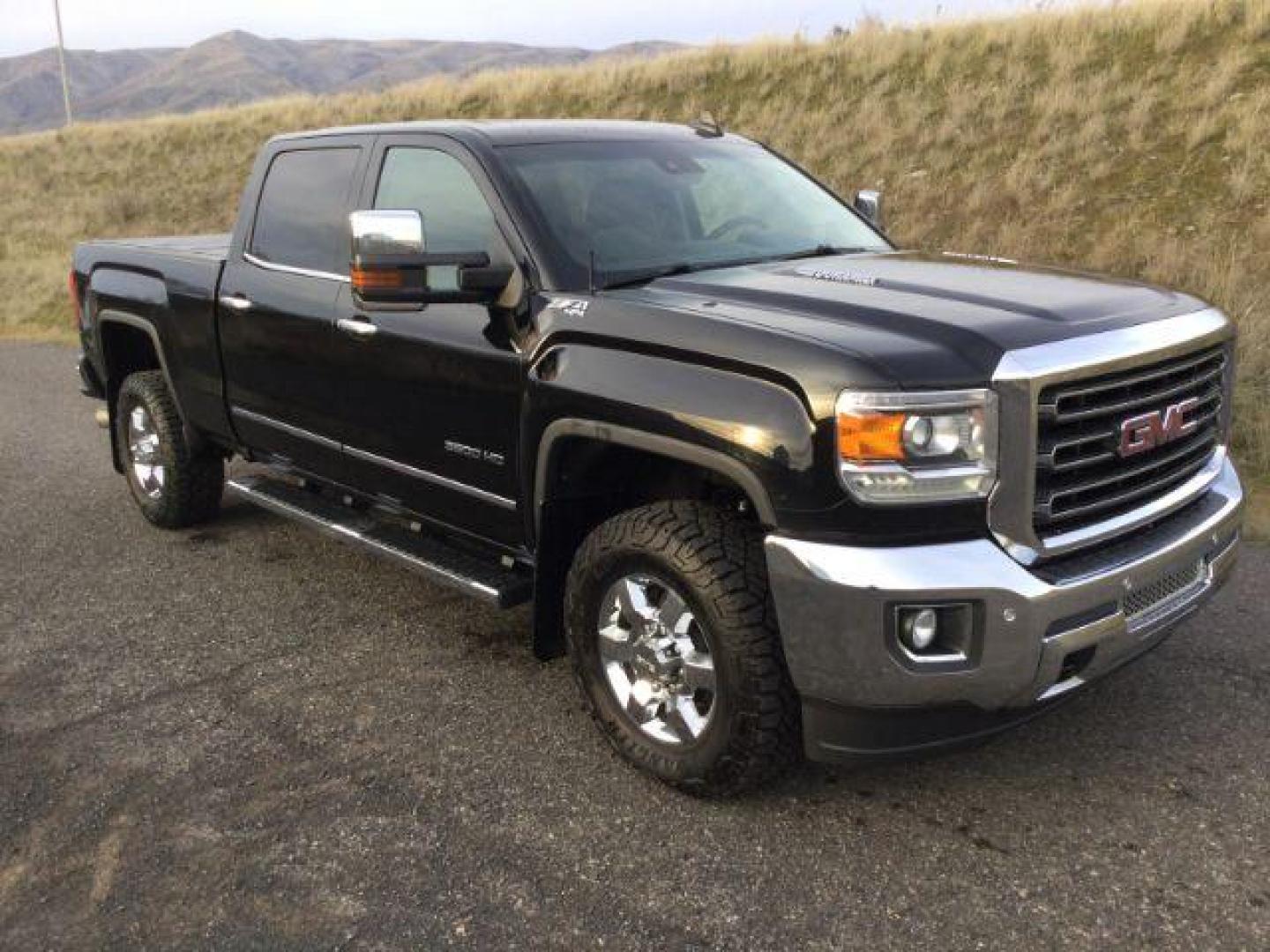 2016 Onyx Black /Jet Black, leather GMC Sierra 3500HD SLT Crew Cab 4WD (1GT42XE82GF) with an 6.6L V8 OHV 16 DIESEL engine, 6-Speed Automatic transmission, located at 1801 Main Street, Lewiston, 83501, (208) 743-9371, 46.417065, -117.004799 - Photo#23