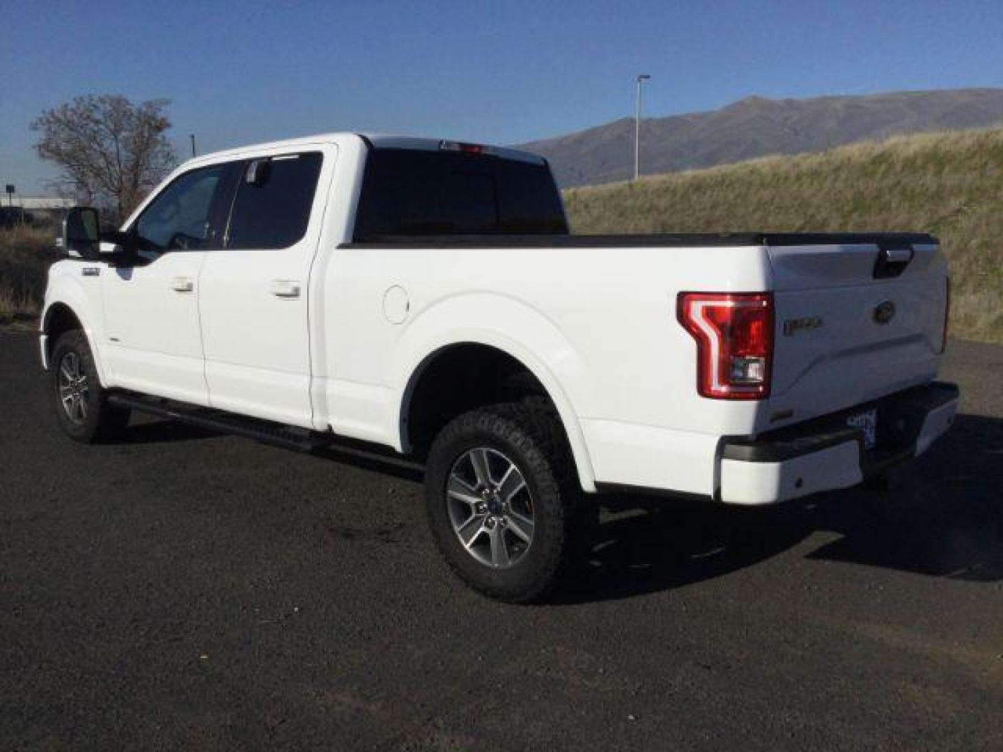 2016 Oxford White /black leather Ford F-150 XLT SuperCrew 6.5-ft. Bed 4WD (1FTFW1EGXGK) with an 3.5 V6 engine, 6-Speed Automatic transmission, located at 1801 Main Street, Lewiston, 83501, (208) 743-9371, 46.417065, -117.004799 - Photo#2