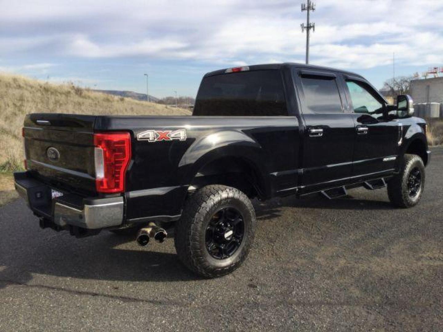 2017 Black /GRAY CLOTH FORD F-350 XLT Crew Cab 4WD (1FT8W3BT2HE) with an 6.7L V8 OHV 16V DIESEL engine, 6-Speed Automatic transmission, located at 1801 Main Street, Lewiston, 83501, (208) 743-9371, 46.417065, -117.004799 - Photo#13