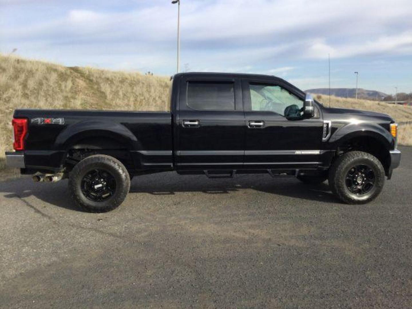 2017 Black /GRAY CLOTH FORD F-350 XLT Crew Cab 4WD (1FT8W3BT2HE) with an 6.7L V8 OHV 16V DIESEL engine, 6-Speed Automatic transmission, located at 1801 Main Street, Lewiston, 83501, (208) 743-9371, 46.417065, -117.004799 - Photo#14