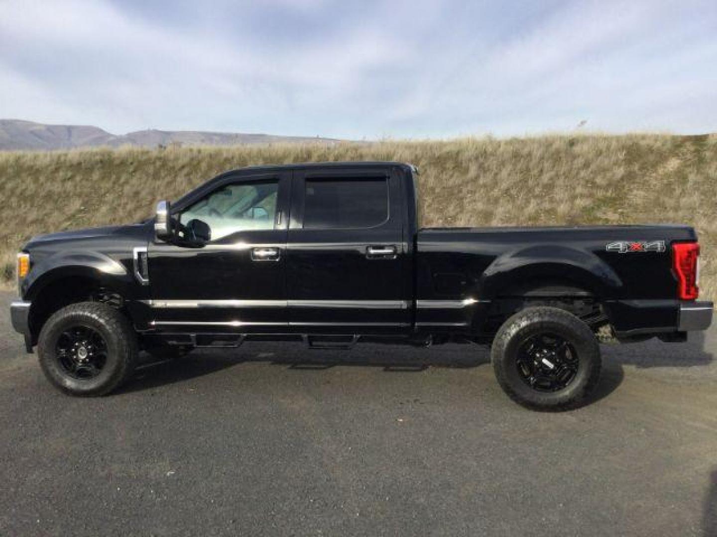 2017 Black /GRAY CLOTH FORD F-350 XLT Crew Cab 4WD (1FT8W3BT2HE) with an 6.7L V8 OHV 16V DIESEL engine, 6-Speed Automatic transmission, located at 1801 Main Street, Lewiston, 83501, (208) 743-9371, 46.417065, -117.004799 - Photo#1