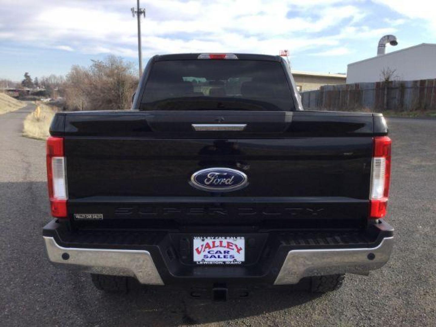 2017 Black /GRAY CLOTH FORD F-350 XLT Crew Cab 4WD (1FT8W3BT2HE) with an 6.7L V8 OHV 16V DIESEL engine, 6-Speed Automatic transmission, located at 1801 Main Street, Lewiston, 83501, (208) 743-9371, 46.417065, -117.004799 - Photo#19