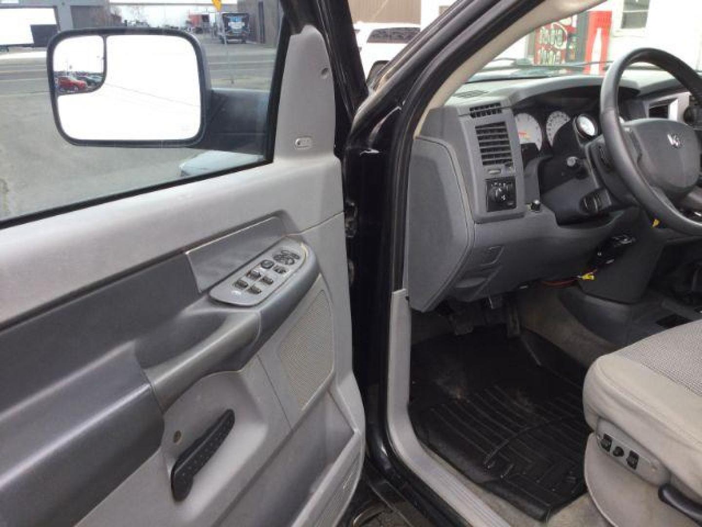 2008 BLACK /GRAY CLOTH DODGE 2500 QUAD CAB Quad Cab SLT (3D7KS28A28G) with an 6.7L I6 T-Diesel engine, 6-Speed Manual Transmission transmission, located at 1801 Main Street, Lewiston, 83501, (208) 743-9371, 46.417065, -117.004799 - Photo#4