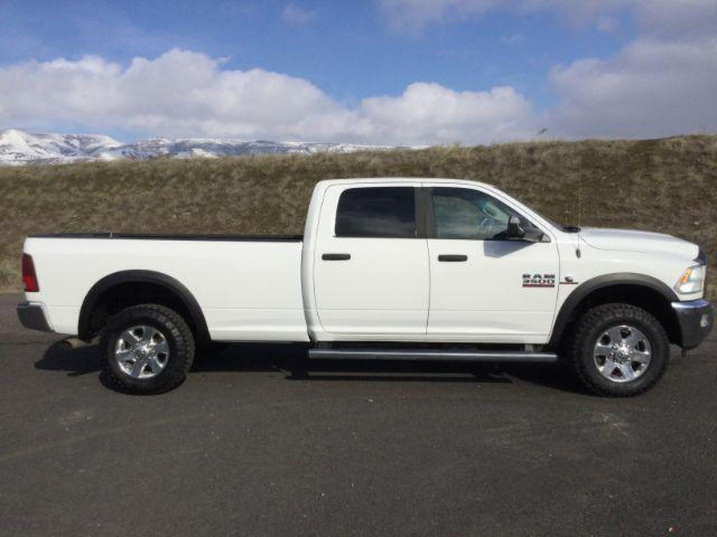 2014 Bright White Clearcoat /Diesel Gray/Black Ram 3500 SLT Crew Cab LWB 4WD (3C63R3HL6EG) with an 6.7L I6 T-Diesel engine, 6-Speed Automatic transmission, located at 1801 Main Street, Lewiston, 83501, (208) 743-9371, 46.417065, -117.004799 - Photo#10