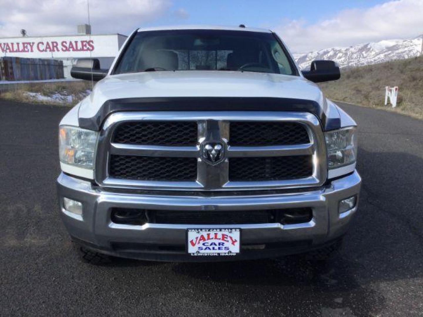 2014 Bright White Clearcoat /Diesel Gray/Black Ram 3500 SLT Crew Cab LWB 4WD (3C63R3HL6EG) with an 6.7L I6 T-Diesel engine, 6-Speed Automatic transmission, located at 1801 Main Street, Lewiston, 83501, (208) 743-9371, 46.417065, -117.004799 - Photo#15