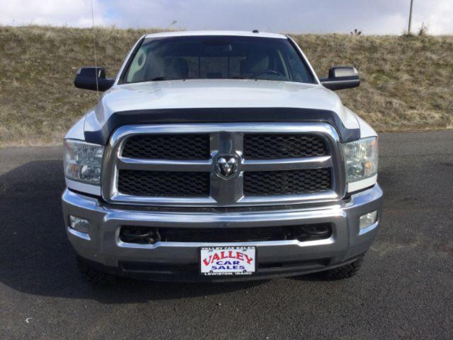 2014 Bright White Clearcoat /Diesel Gray/Black Ram 3500 SLT Crew Cab LWB 4WD (3C63R3HL6EG) with an 6.7L I6 T-Diesel engine, 6-Speed Automatic transmission, located at 1801 Main Street, Lewiston, 83501, (208) 743-9371, 46.417065, -117.004799 - Photo#16