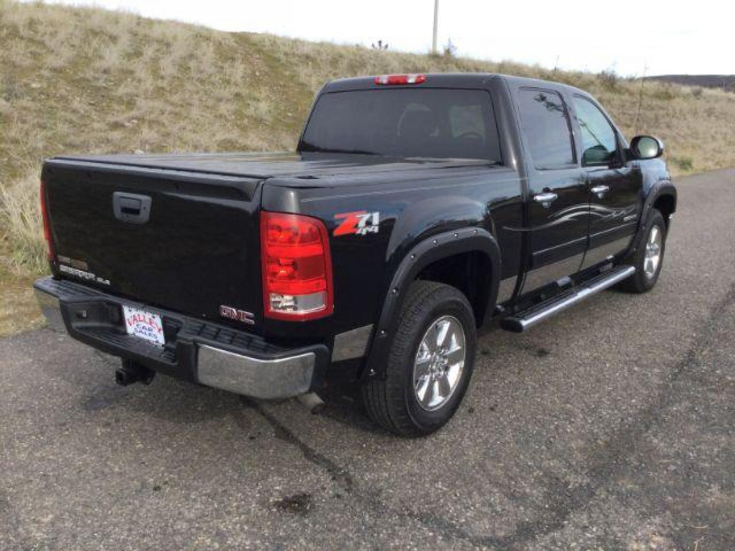 2011 Onyx Black /Ebony Cloth Interior GMC Sierra 1500 SLE Crew Cab 4WD (3GTP2VE32BG) with an 5.3L V8 OHV 16V FFV engine, 6-Speed Automatic transmission, located at 1801 Main Street, Lewiston, 83501, (208) 743-9371, 46.417065, -117.004799 - Photo#9