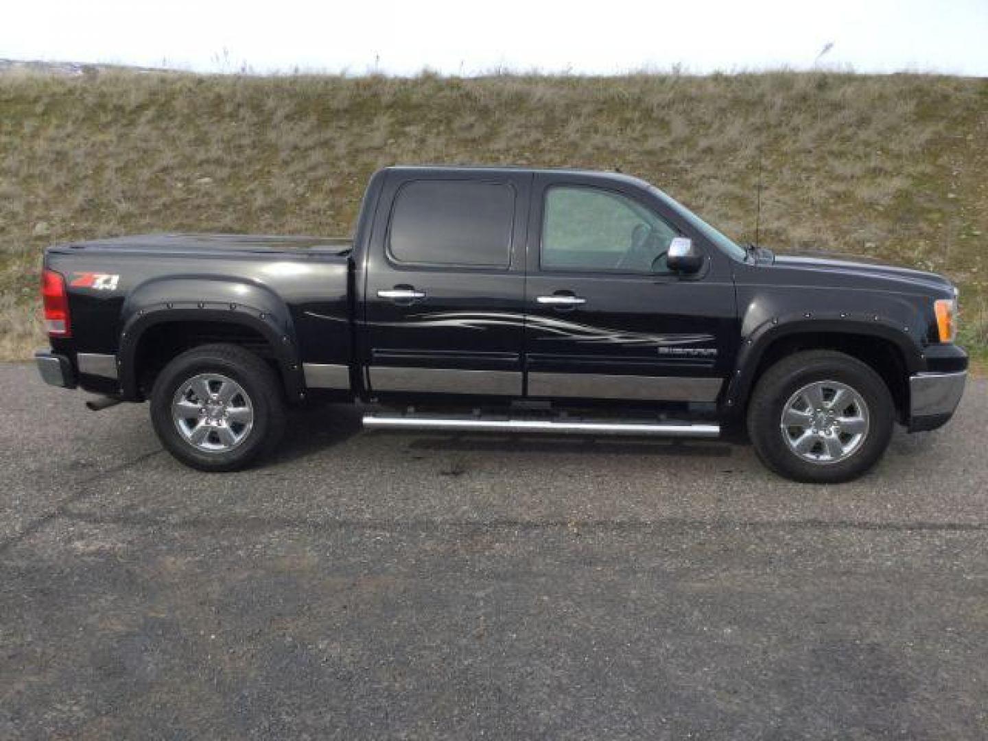 2011 Onyx Black /Ebony Cloth Interior GMC Sierra 1500 SLE Crew Cab 4WD (3GTP2VE32BG) with an 5.3L V8 OHV 16V FFV engine, 6-Speed Automatic transmission, located at 1801 Main Street, Lewiston, 83501, (208) 743-9371, 46.417065, -117.004799 - Photo#10