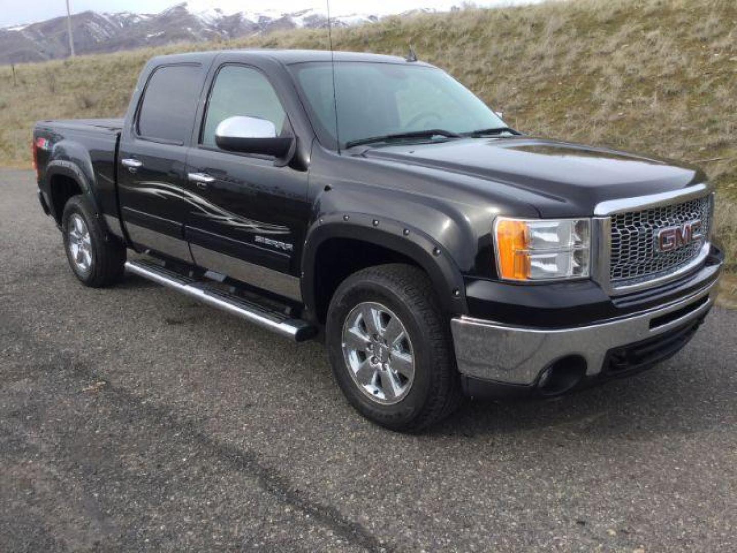 2011 Onyx Black /Ebony Cloth Interior GMC Sierra 1500 SLE Crew Cab 4WD (3GTP2VE32BG) with an 5.3L V8 OHV 16V FFV engine, 6-Speed Automatic transmission, located at 1801 Main Street, Lewiston, 83501, (208) 743-9371, 46.417065, -117.004799 - Photo#11