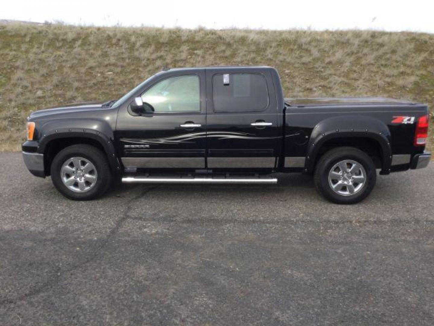 2011 Onyx Black /Ebony Cloth Interior GMC Sierra 1500 SLE Crew Cab 4WD (3GTP2VE32BG) with an 5.3L V8 OHV 16V FFV engine, 6-Speed Automatic transmission, located at 1801 Main Street, Lewiston, 83501, (208) 743-9371, 46.417065, -117.004799 - Photo#1