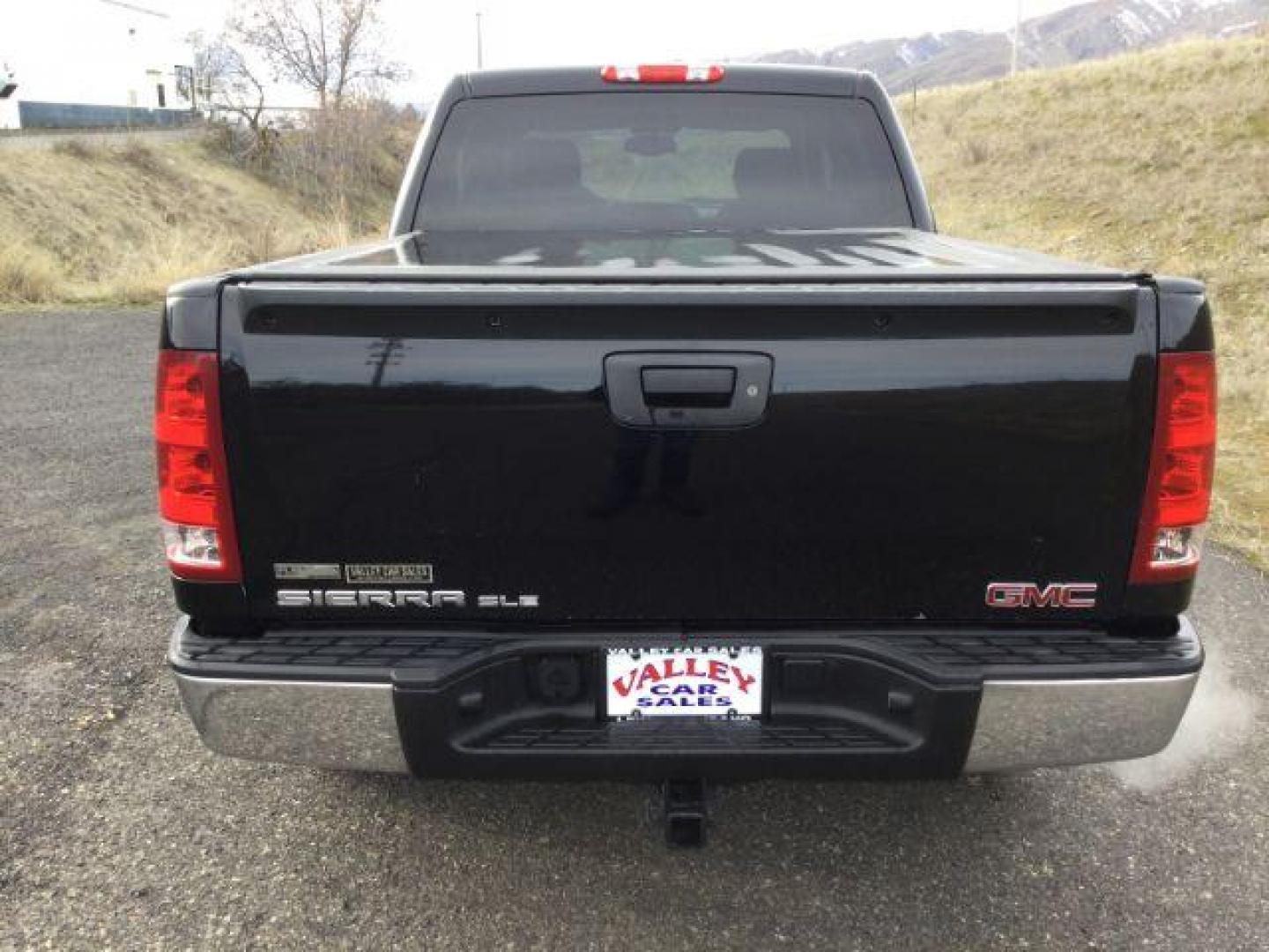 2011 Onyx Black /Ebony Cloth Interior GMC Sierra 1500 SLE Crew Cab 4WD (3GTP2VE32BG) with an 5.3L V8 OHV 16V FFV engine, 6-Speed Automatic transmission, located at 1801 Main Street, Lewiston, 83501, (208) 743-9371, 46.417065, -117.004799 - Photo#21