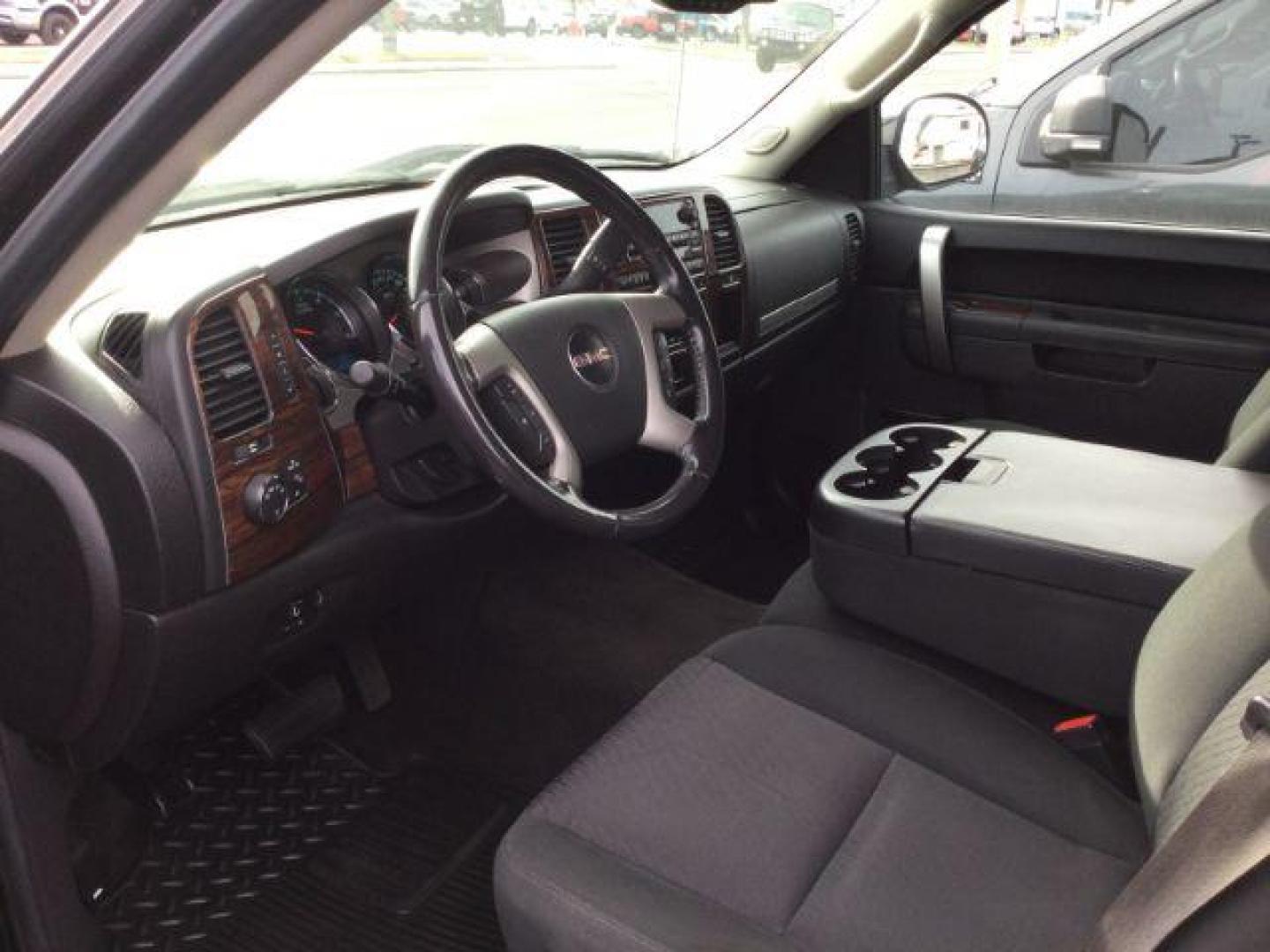 2011 Onyx Black /Ebony Cloth Interior GMC Sierra 1500 SLE Crew Cab 4WD (3GTP2VE32BG) with an 5.3L V8 OHV 16V FFV engine, 6-Speed Automatic transmission, located at 1801 Main Street, Lewiston, 83501, (208) 743-9371, 46.417065, -117.004799 - Photo#3