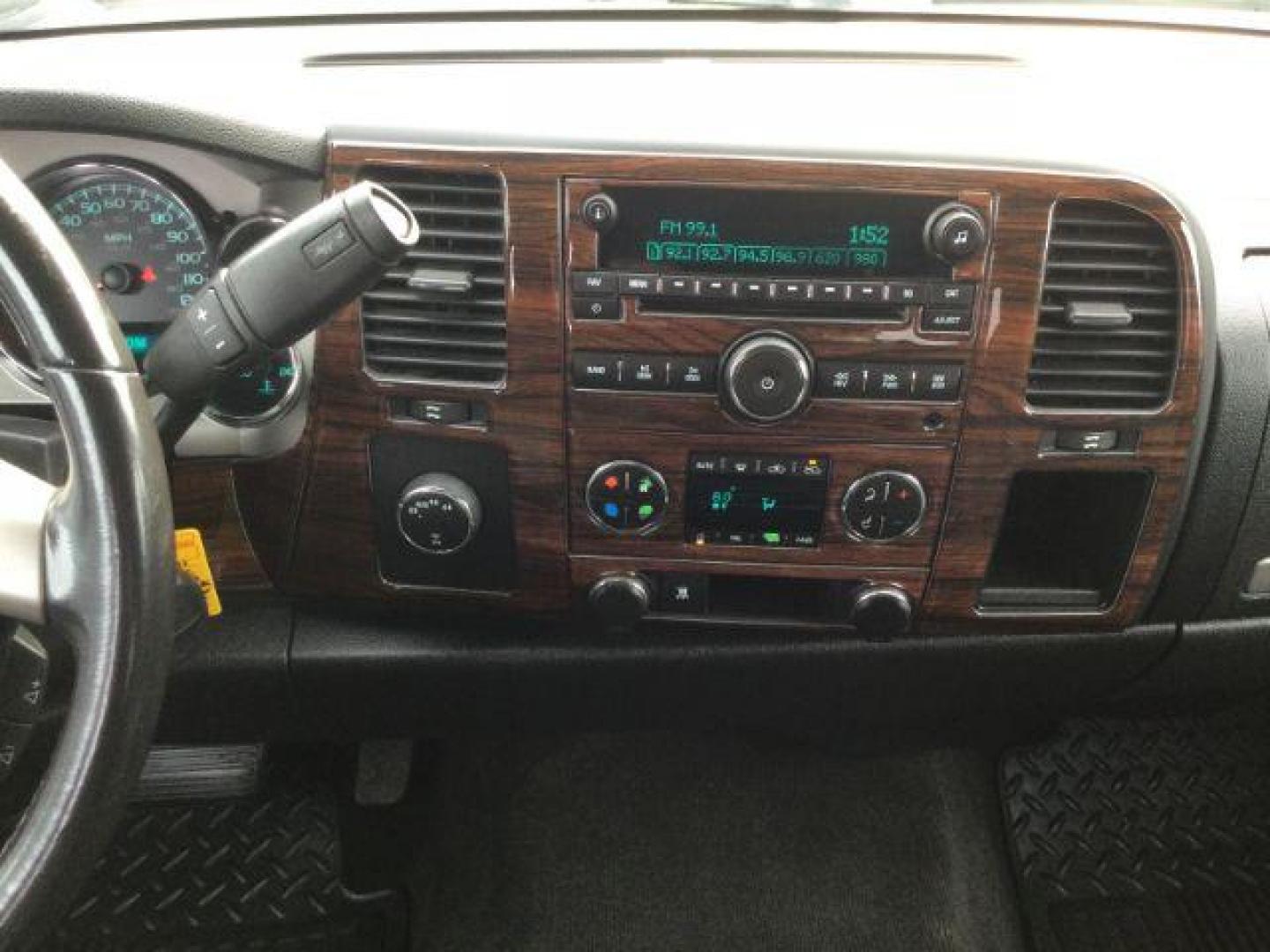 2011 Onyx Black /Ebony Cloth Interior GMC Sierra 1500 SLE Crew Cab 4WD (3GTP2VE32BG) with an 5.3L V8 OHV 16V FFV engine, 6-Speed Automatic transmission, located at 1801 Main Street, Lewiston, 83501, (208) 743-9371, 46.417065, -117.004799 - Photo#5