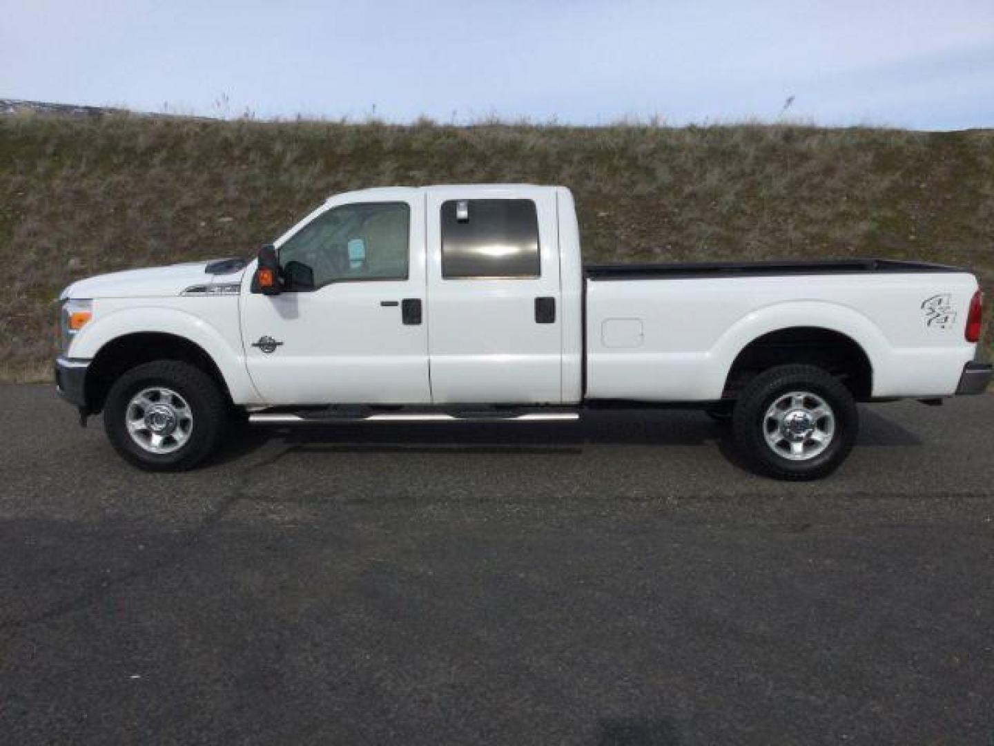 2015 Oxford White /GRAY CLOTH Ford F-350 XLT Crew Cab 4WD (1FT8W3BT8FE) with an 6.7L V8 OHV 16V DIESEL engine, 6-Speed Automatic transmission, located at 1801 Main Street, Lewiston, 83501, (208) 743-9371, 46.417065, -117.004799 - Photo#1