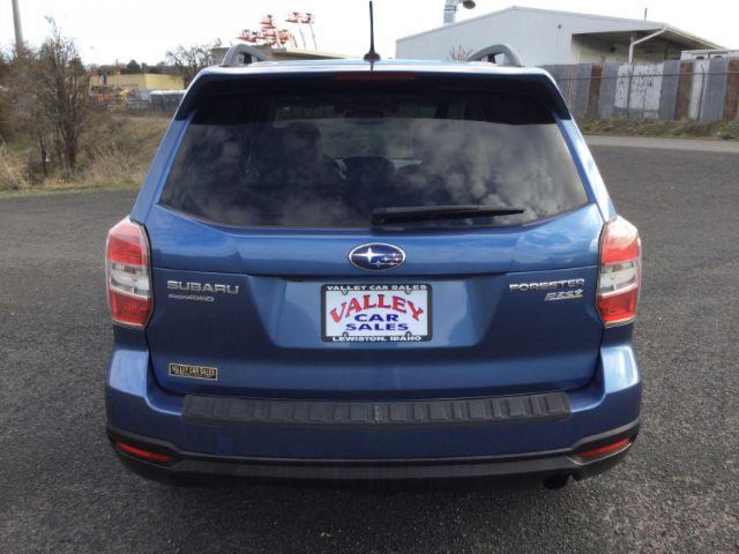 2015 Quartz Blue Pearl Subaru Forester 2.5i Limited (JF2SJARC8FH) with an 2.5L H-4 DOHC engine, located at 1801 Main Street, Lewiston, 83501, (208) 743-9371, 46.417065, -117.004799 - Photo#15