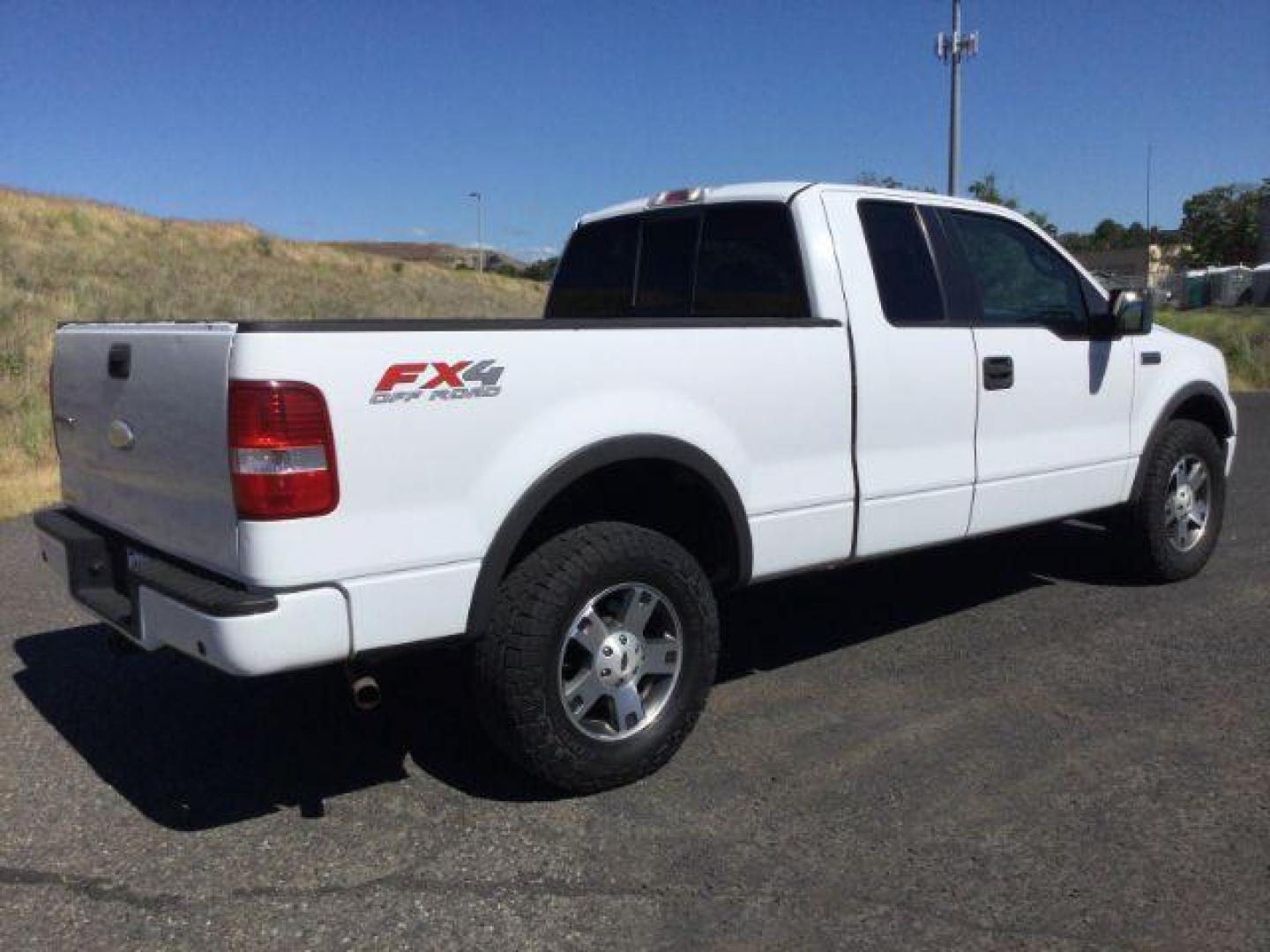 2006 Oxford White /Black Cloth Interior Ford F-150 FX4 SuperCab (1FTPX14526N) with an 5.4L V6 SOHC 16V engine, 4-Speed Automatic transmission, located at 1801 Main Street, Lewiston, 83501, (208) 743-9371, 46.417065, -117.004799 - Photo#9