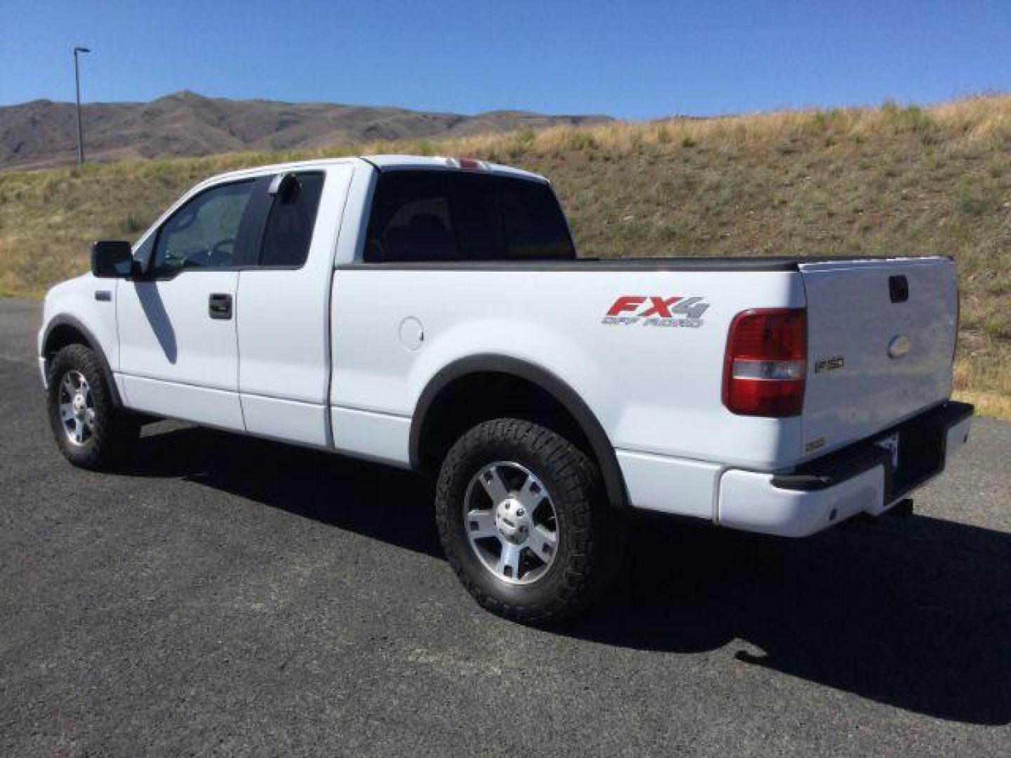 2006 Oxford White /Black Cloth Interior Ford F-150 FX4 SuperCab (1FTPX14526N) with an 5.4L V6 SOHC 16V engine, 4-Speed Automatic transmission, located at 1801 Main Street, Lewiston, 83501, (208) 743-9371, 46.417065, -117.004799 - Photo#2