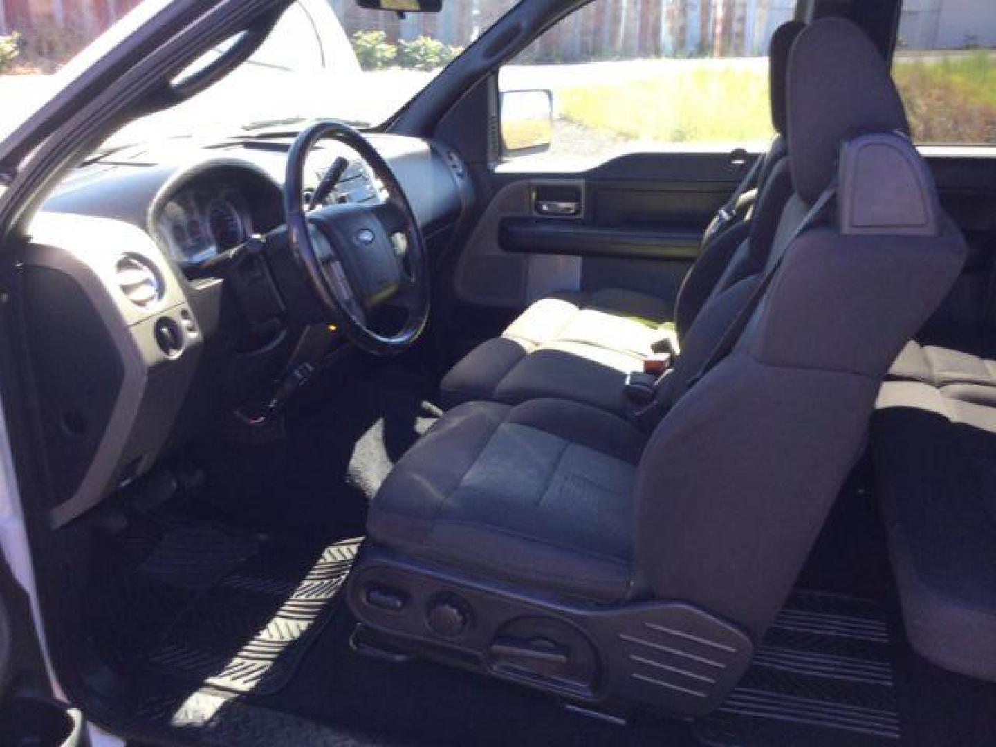 2006 Oxford White /Black Cloth Interior Ford F-150 FX4 SuperCab (1FTPX14526N) with an 5.4L V6 SOHC 16V engine, 4-Speed Automatic transmission, located at 1801 Main Street, Lewiston, 83501, (208) 743-9371, 46.417065, -117.004799 - Photo#3