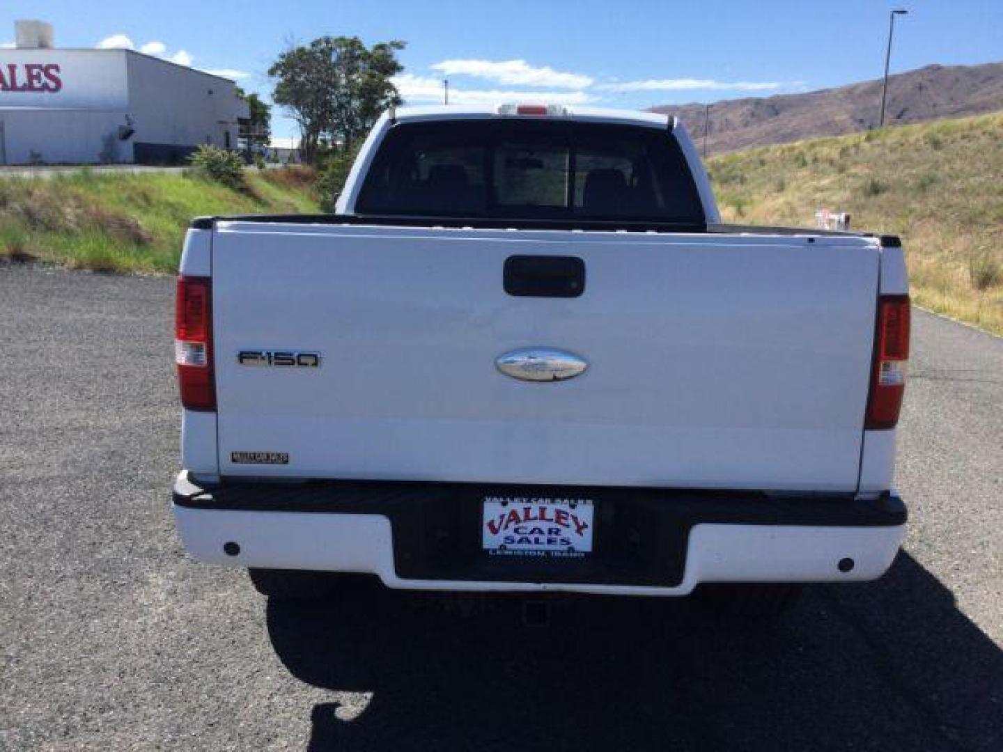 2006 Oxford White /Black Cloth Interior Ford F-150 FX4 SuperCab (1FTPX14526N) with an 5.4L V6 SOHC 16V engine, 4-Speed Automatic transmission, located at 1801 Main Street, Lewiston, 83501, (208) 743-9371, 46.417065, -117.004799 - Photo#5