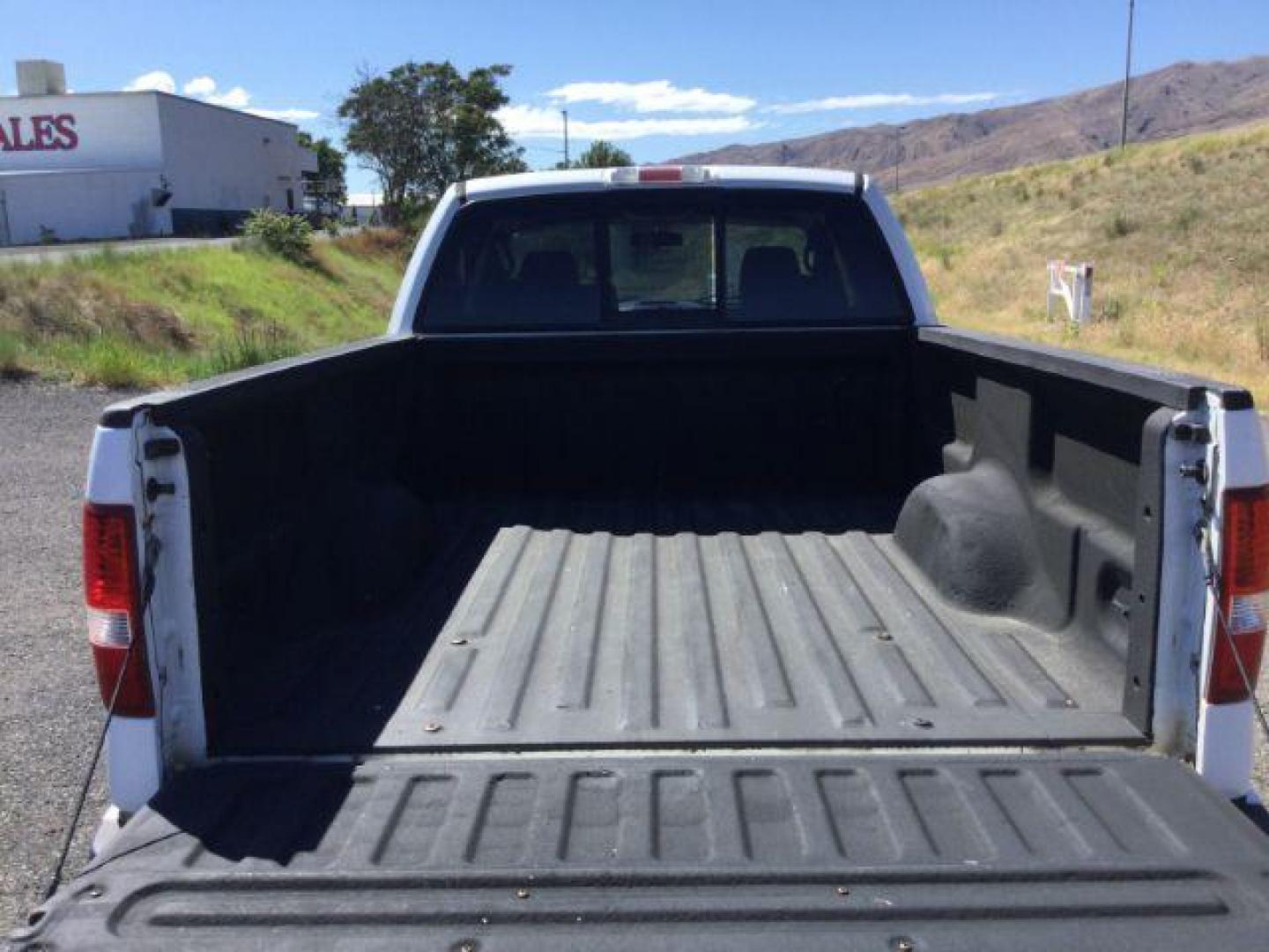 2006 Oxford White /Black Cloth Interior Ford F-150 FX4 SuperCab (1FTPX14526N) with an 5.4L V6 SOHC 16V engine, 4-Speed Automatic transmission, located at 1801 Main Street, Lewiston, 83501, (208) 743-9371, 46.417065, -117.004799 - Photo#6